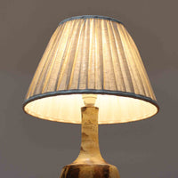 Axella製のこちらのテーブルランプは、素地を生かした陶土の質感に流れるような釉薬のグラデーションが重なり合う有機的な表情が魅力で、ぽってりとした丸みのあるフォルムと細く立ち上がる首部の対比が北欧らしい温かみのある佇まいを生み出すビンテージ品です。手仕事ならではの不均一な釉薬の景色が一点物の存在感を与え、リネンシェードからこぼれる柔らかな灯りがリビングや寝室に落ち着いた雰囲気を添え、経年で深まった陶肌の風合いが空間に自然なアクセントを加えてくれます。