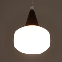 丸みを帯びた乳白ガラスシェードに温かみのあるウッドパーツを組み合わせた直径14cmのペンダントライトで、柔らかい光がふんわりと広がり、小空間に落ち着いた表情をもたらす北欧ビンテージ品です。シンプルながらもコロンとした可愛らしいフォルムがアクセントとなり、玄関や廊下、キッチンカウンターなど限られたスペースにも取り入れやすいサイズ感が魅力です。ガラス越しの柔らかな光とウッドの自然な表情が調和し、経年で深まった素材の風合いがビンテージならではの温もりを感じさせてくれます。