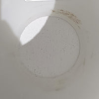 丸みを帯びた乳白ガラスシェードに温かみのあるウッドパーツを組み合わせた直径14cmのペンダントライトで、柔らかい光がふんわりと広がり、小空間に落ち着いた表情をもたらす北欧ビンテージ品です。シンプルながらもコロンとした可愛らしいフォルムがアクセントとなり、玄関や廊下、キッチンカウンターなど限られたスペースにも取り入れやすいサイズ感が魅力です。ガラス越しの柔らかな光とウッドの自然な表情が調和し、経年で深まった素材の風合いがビンテージならではの温もりを感じさせてくれます。