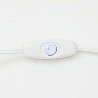 Einar Johansenがデザインし、Soholm Keramikが製作したモデル1004のテーブルランプです。高さ29cmのコンパクトなサイズに、深みあるコバルトブルーの陶磁器ベースと柔らかなリネンシェードを組み合わせた、北欧らしい静謐な美しさが魅力。ベース両側に配された意匠的なレリーフがさりげないアクセントとなり、点灯時にはシェード越しのやわらかな光が艶やかな釉薬の表情をより引き立てます。サイドテーブルやチェスト、ベッドサイドにも取り入れやすく、空間に落ち着いた彩りと温もりを添える一台。Johansenらしい造形美とSoholmの高い陶芸技術が感じられる、希少性の高いビンテージ照明です。