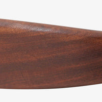 Kai Kristiansenがデザインし、Magnus Olesenが製作したTrojaアームチェアです。アフロモシア材の滑らかな木肌と深みのある色合いが美しく、背からアームへと一体で削り出されたフレームが身体をやさしく包み込みます。わずかに湾曲した笠木や細身の脚部が軽快な印象を与え、立ち座りの動作も自然。張り替え済みの座面は快適な掛け心地を備え、ダイニングや書斎空間に北欧ビンテージならではの気品と造形美をもたらす一脚です。ロゴは、デンマークの家具販売店(小売店)である Brdr. Ellehuus(エルフース兄弟店) のものです。