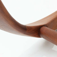 Kai Kristiansenがデザインし、Magnus Olesenが製作したTrojaアームチェアです。アフロモシア材の滑らかな木肌と深みのある色合いが美しく、背からアームへと一体で削り出されたフレームが身体をやさしく包み込みます。わずかに湾曲した笠木や細身の脚部が軽快な印象を与え、立ち座りの動作も自然。張り替え済みの座面は快適な掛け心地を備え、ダイニングや書斎空間に北欧ビンテージならではの気品と造形美をもたらす一脚です。ロゴは、デンマークの家具販売店(小売店)である Brdr. Ellehuus(エルフース兄弟店) のものです。