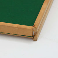 Kai Kristiansenがデザインし、Feldballes Mobelfabrikが製作した幅86cmの小ぶりなボードです。チーク材の美しい木目を活かした端正な箱型フォルムに、丸い引き手付きの引き戸がアクセントを添えます。内部には棚とトレー収納を備え、書類や小物を整理しやすい実用的な構造。すらりと伸びる脚部が軽やかさを演出し、限られた空間にも取り入れやすいサイズ感です。経年により深みを増した木肌が、北欧ビンテージならではの温もりと存在感を感じさせます。