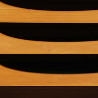 Kai Kristiansenがデザインし、Feldballes Mobelfabrikが製作した幅86cmの小ぶりなボードです。チーク材の美しい木目を活かした端正な箱型フォルムに、丸い引き手付きの引き戸がアクセントを添えます。内部には棚とトレー収納を備え、書類や小物を整理しやすい実用的な構造。すらりと伸びる脚部が軽やかさを演出し、限られた空間にも取り入れやすいサイズ感です。経年により深みを増した木肌が、北欧ビンテージならではの温もりと存在感を感じさせます。