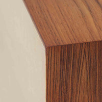 Kai Kristiansenがデザインし、Feldballes Mobelfabrikが製作した幅86cmの小ぶりなボードです。チーク材の美しい木目を活かした端正な箱型フォルムに、丸い引き手付きの引き戸がアクセントを添えます。内部には棚とトレー収納を備え、書類や小物を整理しやすい実用的な構造。すらりと伸びる脚部が軽やかさを演出し、限られた空間にも取り入れやすいサイズ感です。経年により深みを増した木肌が、北欧ビンテージならではの温もりと存在感を感じさせます。