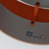 Jo HammerborgがFog & Morupのためにデザインした「Juno」は、直径24cmの扱いやすいサイズに、銅色のシェードとマットブラックのバンドを組み合わせた構築的なフォルムが印象的なスチール製ペンダントライトで、点灯時には上下から柔らかく光が漏れ、空間に落ち着いた陰影を生み出す北欧ビンテージ品です。ハーマボーらしいミニマルで彫刻的な造形が存在感を放ち、ダイニングやリビング、カウンター上のアクセント照明としても取り入れやすく、経年で深まった金属の質感がビンテージならではの魅力を一層引き立てています。