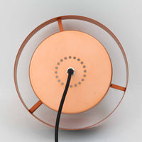 Jo HammerborgがFog & Morupのためにデザインした「Juno」は、直径24cmの扱いやすいサイズに、銅色のシェードとマットブラックのバンドを組み合わせた構築的なフォルムが印象的なスチール製ペンダントライトで、点灯時には上下から柔らかく光が漏れ、空間に落ち着いた陰影を生み出す北欧ビンテージ品です。ハーマボーらしいミニマルで彫刻的な造形が存在感を放ち、ダイニングやリビング、カウンター上のアクセント照明としても取り入れやすく、経年で深まった金属の質感がビンテージならではの魅力を一層引き立てています。