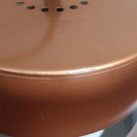 Jo HammerborgがFog & Morupのためにデザインした「Juno」は、直径24cmの扱いやすいサイズに、銅色のシェードとマットブラックのバンドを組み合わせた構築的なフォルムが印象的なスチール製ペンダントライトで、点灯時には上下から柔らかく光が漏れ、空間に落ち着いた陰影を生み出す北欧ビンテージ品です。ハーマボーらしいミニマルで彫刻的な造形が存在感を放ち、ダイニングやリビング、カウンター上のアクセント照明としても取り入れやすく、経年で深まった金属の質感がビンテージならではの魅力を一層引き立てています。