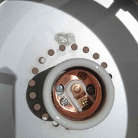 Jo HammerborgがFog & Morupのためにデザインした「Juno」は、直径24cmの扱いやすいサイズに、銅色のシェードとマットブラックのバンドを組み合わせた構築的なフォルムが印象的なスチール製ペンダントライトで、点灯時には上下から柔らかく光が漏れ、空間に落ち着いた陰影を生み出す北欧ビンテージ品です。ハーマボーらしいミニマルで彫刻的な造形が存在感を放ち、ダイニングやリビング、カウンター上のアクセント照明としても取り入れやすく、経年で深まった金属の質感がビンテージならではの魅力を一層引き立てています。