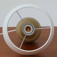 Soholm Keramik(スーホルム・セラミック)製のテーブルランプです。落ち着いたブラウンの陶磁器ボディに幾何学模様の装飾が施され、シンプルながらも存在感のあるデザインが魅力です。高さ38cmと扱いやすいサイズ感で、リビングや寝室のサイドテーブルに心地よい灯りを添えてくれます。北欧ビンテージならではの温かみある質感が、空間に柔らかな雰囲気をもたらします。