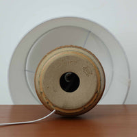 Soholm Keramik(スーホルム・セラミック)製のテーブルランプです。落ち着いたブラウンの陶磁器ボディに幾何学模様の装飾が施され、シンプルながらも存在感のあるデザインが魅力です。高さ38cmと扱いやすいサイズ感で、リビングや寝室のサイドテーブルに心地よい灯りを添えてくれます。北欧ビンテージならではの温かみある質感が、空間に柔らかな雰囲気をもたらします。