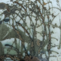 Nils Thorsson(ニルス・トールソン)によるRoyal Copenhagen(ロイヤルコペンハーゲン)の「DIANA」シリーズのテーブルランプは、白磁に繊細な草花や鳥の情景が描かれた静謐な佇まいが魅力で、淡い釉調が経年によりさらに深みを増したビンテージならではの味わいを感じさせます。柔らかく丸みを帯びたベースから伸びるすっきりとした首部のプロポーションが美しく、リネンシェードを通した穏やかな灯りが空間に上質な落ち着きを添えます。高さ32cmとコンパクトで取り入れやすく、ベッドサイドや読書灯としても活躍する、北欧陶芸の上品さが詰まった一台です。