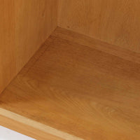 Borge Mogensenがデザインし、Karl Andersson & Sonerが製作したブックシェルフです。オーク材の穏やかな木目を活かした直線的なフォルムは、無駄を削ぎ落としたモーエンセンらしい実直な美しさを感じさせます。幅135cmのゆとりあるサイズで、左右に分かれた収納部には可動棚を備え、書籍や器、オブジェまで柔軟にレイアウト可能。経年により深みを増した木肌が空間に温かみを添える、北欧ビンテージならではの堅実な一台です。