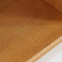 Borge Mogensenがデザインし、Karl Andersson & Sonerが製作したブックシェルフです。オーク材の穏やかな木目を活かした直線的なフォルムは、無駄を削ぎ落としたモーエンセンらしい実直な美しさを感じさせます。幅135cmのゆとりあるサイズで、左右に分かれた収納部には可動棚を備え、書籍や器、オブジェまで柔軟にレイアウト可能。経年により深みを増した木肌が空間に温かみを添える、北欧ビンテージならではの堅実な一台です。