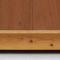 Borge Mogensenがデザインし、Karl Andersson & Sonerが製作したブックシェルフです。オーク材の穏やかな木目を活かした直線的なフォルムは、無駄を削ぎ落としたモーエンセンらしい実直な美しさを感じさせます。幅135cmのゆとりあるサイズで、左右に分かれた収納部には可動棚を備え、書籍や器、オブジェまで柔軟にレイアウト可能。経年により深みを増した木肌が空間に温かみを添える、北欧ビンテージならではの堅実な一台です。