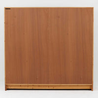 Borge Mogensenがデザインし、Karl Andersson & Sonerが製作したブックシェルフです。オーク材の穏やかな木目を活かした直線的なフォルムは、無駄を削ぎ落としたモーエンセンらしい実直な美しさを感じさせます。幅135cmのゆとりあるサイズで、左右に分かれた収納部には可動棚を備え、書籍や器、オブジェまで柔軟にレイアウト可能。経年により深みを増した木肌が空間に温かみを添える、北欧ビンテージならではの堅実な一台です。