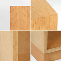 Borge Mogensenがデザインし、Karl Andersson & Sonerが製作したブックシェルフです。オーク材の穏やかな木目を活かした直線的なフォルムは、無駄を削ぎ落としたモーエンセンらしい実直な美しさを感じさせます。幅135cmのゆとりあるサイズで、左右に分かれた収納部には可動棚を備え、書籍や器、オブジェまで柔軟にレイアウト可能。経年により深みを増した木肌が空間に温かみを添える、北欧ビンテージならではの堅実な一台です。