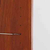 チーク材とビーチ材を組み合わせた北欧ビンテージらしい佇まいが魅力のディスプレイシェルフで、直線的で端正なフレーム構成と、木目の表情を活かした温かみのある質感が空間に落ち着きをもたらします。上部のオープン棚は器や書籍、オブジェの展示に適しており、下部には引き戸収納と引き出しを備えることで、見せる収納と隠す収納をバランス良く両立しています。脚付き構造により圧迫感が少なく、リビングやダイニング、書斎など幅広いシーンで活躍し、経年変化による色味の深まりも楽しめる一台です。