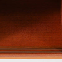 チーク材とビーチ材を組み合わせた北欧ビンテージらしい佇まいが魅力のディスプレイシェルフで、直線的で端正なフレーム構成と、木目の表情を活かした温かみのある質感が空間に落ち着きをもたらします。上部のオープン棚は器や書籍、オブジェの展示に適しており、下部には引き戸収納と引き出しを備えることで、見せる収納と隠す収納をバランス良く両立しています。脚付き構造により圧迫感が少なく、リビングやダイニング、書斎など幅広いシーンで活躍し、経年変化による色味の深まりも楽しめる一台です。