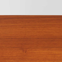 チーク材とビーチ材を組み合わせた北欧ビンテージらしい佇まいが魅力のディスプレイシェルフで、直線的で端正なフレーム構成と、木目の表情を活かした温かみのある質感が空間に落ち着きをもたらします。上部のオープン棚は器や書籍、オブジェの展示に適しており、下部には引き戸収納と引き出しを備えることで、見せる収納と隠す収納をバランス良く両立しています。脚付き構造により圧迫感が少なく、リビングやダイニング、書斎など幅広いシーンで活躍し、経年変化による色味の深まりも楽しめる一台です。