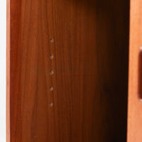 チーク材とビーチ材を組み合わせた北欧ビンテージらしい佇まいが魅力のディスプレイシェルフで、直線的で端正なフレーム構成と、木目の表情を活かした温かみのある質感が空間に落ち着きをもたらします。上部のオープン棚は器や書籍、オブジェの展示に適しており、下部には引き戸収納と引き出しを備えることで、見せる収納と隠す収納をバランス良く両立しています。脚付き構造により圧迫感が少なく、リビングやダイニング、書斎など幅広いシーンで活躍し、経年変化による色味の深まりも楽しめる一台です。