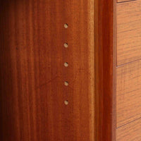 チーク材とビーチ材を組み合わせた北欧ビンテージらしい佇まいが魅力のディスプレイシェルフで、直線的で端正なフレーム構成と、木目の表情を活かした温かみのある質感が空間に落ち着きをもたらします。上部のオープン棚は器や書籍、オブジェの展示に適しており、下部には引き戸収納と引き出しを備えることで、見せる収納と隠す収納をバランス良く両立しています。脚付き構造により圧迫感が少なく、リビングやダイニング、書斎など幅広いシーンで活躍し、経年変化による色味の深まりも楽しめる一台です。