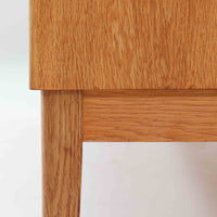 オーク材の素朴で力強い木目が印象的な、Hadar Schmidt製のスウェーデン製北欧ビンテージブックシェルフです。直線的で無駄のないデザインが空間に落ち着いた雰囲気をもたらし、しっかりとした箱組構造と安定感のある脚付き仕様により、収納量がありながらも圧迫感を抑えた佇まいが魅力です。棚板は実用的な間隔で配置され、本やレコード、器、オブジェなど幅広いアイテムを美しく収納・ディスプレイ可能で、経年変化によって深みを増したオーク材ならではの表情を楽しみながら、リビングや書斎、ワークスペースまで長く寄り添う一台です。