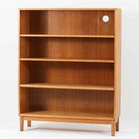 オーク材の素朴で力強い木目が印象的な、Hadar Schmidt製のスウェーデン製北欧ビンテージブックシェルフです。直線的で無駄のないデザインが空間に落ち着いた雰囲気をもたらし、しっかりとした箱組構造と安定感のある脚付き仕様により、収納量がありながらも圧迫感を抑えた佇まいが魅力です。棚板は実用的な間隔で配置され、本やレコード、器、オブジェなど幅広いアイテムを美しく収納・ディスプレイ可能で、経年変化によって深みを増したオーク材ならではの表情を楽しみながら、リビングや書斎、ワークスペースまで長く寄り添う一台です。