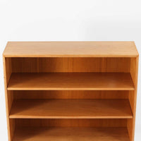 オーク材の素朴で力強い木目が印象的な、Hadar Schmidt製のスウェーデン製北欧ビンテージブックシェルフです。直線的で無駄のないデザインが空間に落ち着いた雰囲気をもたらし、しっかりとした箱組構造と安定感のある脚付き仕様により、収納量がありながらも圧迫感を抑えた佇まいが魅力です。棚板は実用的な間隔で配置され、本やレコード、器、オブジェなど幅広いアイテムを美しく収納・ディスプレイ可能で、経年変化によって深みを増したオーク材ならではの表情を楽しみながら、リビングや書斎、ワークスペースまで長く寄り添う一台です。