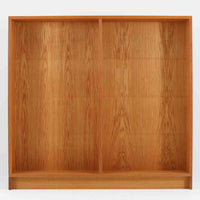 Borge Mogensenが手がけ、スウェーデンの老舗メーカーKarl Andersson & Sonerより製作されたOresundシリーズのブックシェルフです。オーク材の豊かな木目を全面に活かした構成で、無駄を削ぎ落とした端正なデザインからは、日常に根ざした家具を追求したモーエンセンらしい思想が感じられます。左右に分かれた棚構造は収納力に優れ、書籍はもちろん、器やオブジェなどもバランスよく配置可能。幅135cmのゆとりあるサイズ感と安定感のある造りは、リビングや書斎の主役として空間を引き締め、経年変化によって深みを増した素材感が北欧ビンテージならではの静かな存在感を添えます。