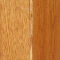 Borge Mogensenが手がけ、スウェーデンの老舗メーカーKarl Andersson & Sonerより製作されたOresundシリーズのブックシェルフです。オーク材の豊かな木目を全面に活かした構成で、無駄を削ぎ落とした端正なデザインからは、日常に根ざした家具を追求したモーエンセンらしい思想が感じられます。左右に分かれた棚構造は収納力に優れ、書籍はもちろん、器やオブジェなどもバランスよく配置可能。幅135cmのゆとりあるサイズ感と安定感のある造りは、リビングや書斎の主役として空間を引き締め、経年変化によって深みを増した素材感が北欧ビンテージならではの静かな存在感を添えます。