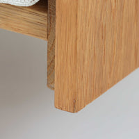 Ingmar Rellingがデザインし、EKORNESより発表されたSvane(スワン)デイベッドです。オーク材の明るく滑らかなフレームに、直線的な背もたれとすっきりとした脚部を組み合わせた端正な構造が特徴です。背もたれを上げると内部には帆布張りの収納部が備えられており、さらに背もたれを起こしてアーム部を伸ばすことでサイドテーブルとしても使用可能です。サイドテーブル部分に背クッションを載せることでベッドとしてもお使いいただけます。リビングやゲストルームなど多様な空間に適しており、張り替え済みのファブリックは上質な質感で空間にやわらかな印象を添えます。機能美と快適性を兼ね備えた、北欧ビンテージならではの名作です。