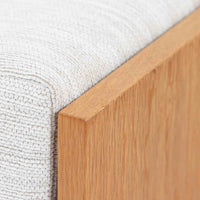 Ingmar Rellingがデザインし、EKORNESより発表されたSvane(スワン)デイベッドです。オーク材の明るく滑らかなフレームに、直線的な背もたれとすっきりとした脚部を組み合わせた端正な構造が特徴です。背もたれを上げると内部には帆布張りの収納部が備えられており、さらに背もたれを起こしてアーム部を伸ばすことでサイドテーブルとしても使用可能です。サイドテーブル部分に背クッションを載せることでベッドとしてもお使いいただけます。リビングやゲストルームなど多様な空間に適しており、張り替え済みのファブリックは上質な質感で空間にやわらかな印象を添えます。機能美と快適性を兼ね備えた、北欧ビンテージならではの名作です。