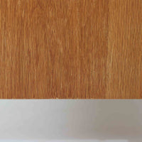 Ingmar Rellingがデザインし、EKORNESより発表されたSvane(スワン)デイベッドです。オーク材の明るく滑らかなフレームに、直線的な背もたれとすっきりとした脚部を組み合わせた端正な構造が特徴です。背もたれを上げると内部には帆布張りの収納部が備えられており、さらに背もたれを起こしてアーム部を伸ばすことでサイドテーブルとしても使用可能です。サイドテーブル部分に背クッションを載せることでベッドとしてもお使いいただけます。リビングやゲストルームなど多様な空間に適しており、張り替え済みのファブリックは上質な質感で空間にやわらかな印象を添えます。機能美と快適性を兼ね備えた、北欧ビンテージならではの名作です。