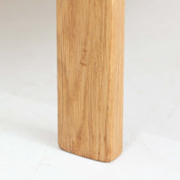 Ingmar Rellingがデザインし、EKORNESより発表されたSvane(スワン)デイベッドです。オーク材の明るく滑らかなフレームに、直線的な背もたれとすっきりとした脚部を組み合わせた端正な構造が特徴です。背もたれを上げると内部には帆布張りの収納部が備えられており、さらに背もたれを起こしてアーム部を伸ばすことでサイドテーブルとしても使用可能です。サイドテーブル部分に背クッションを載せることでベッドとしてもお使いいただけます。リビングやゲストルームなど多様な空間に適しており、張り替え済みのファブリックは上質な質感で空間にやわらかな印象を添えます。機能美と快適性を兼ね備えた、北欧ビンテージならではの名作です。