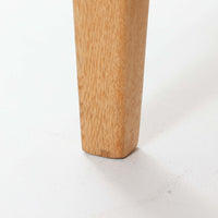 Ingmar Rellingがデザインし、EKORNESより発表されたSvane(スワン)デイベッドです。オーク材の明るく滑らかなフレームに、直線的な背もたれとすっきりとした脚部を組み合わせた端正な構造が特徴です。背もたれを上げると内部には帆布張りの収納部が備えられており、さらに背もたれを起こしてアーム部を伸ばすことでサイドテーブルとしても使用可能です。サイドテーブル部分に背クッションを載せることでベッドとしてもお使いいただけます。リビングやゲストルームなど多様な空間に適しており、張り替え済みのファブリックは上質な質感で空間にやわらかな印象を添えます。機能美と快適性を兼ね備えた、北欧ビンテージならではの名作です。