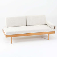 Ingmar Rellingがデザインし、EKORNESより発表されたSvane(スワン)デイベッドです。オーク材の明るく滑らかなフレームに、直線的な背もたれとすっきりとした脚部を組み合わせた端正な構造が特徴です。背もたれを上げると内部には帆布張りの収納部が備えられており、さらに背もたれを起こしてアーム部を伸ばすことでサイドテーブルとしても使用可能です。サイドテーブル部分に背クッションを載せることでベッドとしてもお使いいただけます。リビングやゲストルームなど多様な空間に適しており、張り替え済みのファブリックは上質な質感で空間にやわらかな印象を添えます。機能美と快適性を兼ね備えた、北欧ビンテージならではの名作です。