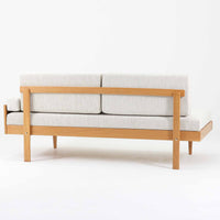 Ingmar Rellingがデザインし、EKORNESより発表されたSvane(スワン)デイベッドです。オーク材の明るく滑らかなフレームに、直線的な背もたれとすっきりとした脚部を組み合わせた端正な構造が特徴です。背もたれを上げると内部には帆布張りの収納部が備えられており、さらに背もたれを起こしてアーム部を伸ばすことでサイドテーブルとしても使用可能です。サイドテーブル部分に背クッションを載せることでベッドとしてもお使いいただけます。リビングやゲストルームなど多様な空間に適しており、張り替え済みのファブリックは上質な質感で空間にやわらかな印象を添えます。機能美と快適性を兼ね備えた、北欧ビンテージならではの名作です。