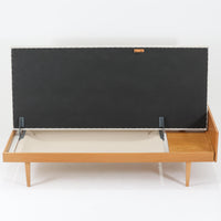 Ingmar Rellingがデザインし、EKORNESより発表されたSvane(スワン)デイベッドです。オーク材の明るく滑らかなフレームに、直線的な背もたれとすっきりとした脚部を組み合わせた端正な構造が特徴です。背もたれを上げると内部には帆布張りの収納部が備えられており、さらに背もたれを起こしてアーム部を伸ばすことでサイドテーブルとしても使用可能です。サイドテーブル部分に背クッションを載せることでベッドとしてもお使いいただけます。リビングやゲストルームなど多様な空間に適しており、張り替え済みのファブリックは上質な質感で空間にやわらかな印象を添えます。機能美と快適性を兼ね備えた、北欧ビンテージならではの名作です。