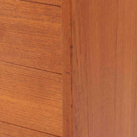 北欧ビンテージらしい機能性と造形美を備えたスリムシェルフです。チーク材のフレームにメタルを組み合わせた構造は、軽やかさと安定感を両立し、直線的で無駄のないフォルムが空間をすっきりと見せます。幅60cmの省スペース設計で、リビングや書斎、玄関まわりなど限られた場所にも取り入れやすく、書籍や小物、グリーンのディスプレイにも好適です。経年変化により深みを増したチーク材の色合いと、当時の実用性を重視した設計が、日常の暮らしに北欧らしい静かな存在感を添えます。