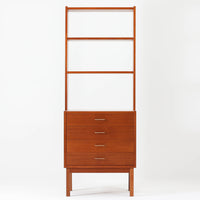 北欧ビンテージらしい機能性と造形美を備えたスリムシェルフです。チーク材のフレームにメタルを組み合わせた構造は、軽やかさと安定感を両立し、直線的で無駄のないフォルムが空間をすっきりと見せます。幅60cmの省スペース設計で、リビングや書斎、玄関まわりなど限られた場所にも取り入れやすく、書籍や小物、グリーンのディスプレイにも好適です。経年変化により深みを増したチーク材の色合いと、当時の実用性を重視した設計が、日常の暮らしに北欧らしい静かな存在感を添えます。