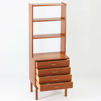 北欧ビンテージらしい機能性と造形美を備えたスリムシェルフです。チーク材のフレームにメタルを組み合わせた構造は、軽やかさと安定感を両立し、直線的で無駄のないフォルムが空間をすっきりと見せます。幅60cmの省スペース設計で、リビングや書斎、玄関まわりなど限られた場所にも取り入れやすく、書籍や小物、グリーンのディスプレイにも好適です。経年変化により深みを増したチーク材の色合いと、当時の実用性を重視した設計が、日常の暮らしに北欧らしい静かな存在感を添えます。