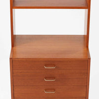 北欧ビンテージらしい機能性と造形美を備えたスリムシェルフです。チーク材のフレームにメタルを組み合わせた構造は、軽やかさと安定感を両立し、直線的で無駄のないフォルムが空間をすっきりと見せます。幅60cmの省スペース設計で、リビングや書斎、玄関まわりなど限られた場所にも取り入れやすく、書籍や小物、グリーンのディスプレイにも好適です。経年変化により深みを増したチーク材の色合いと、当時の実用性を重視した設計が、日常の暮らしに北欧らしい静かな存在感を添えます。