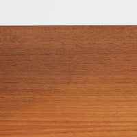 北欧ビンテージらしい機能性と造形美を備えたスリムシェルフです。チーク材のフレームにメタルを組み合わせた構造は、軽やかさと安定感を両立し、直線的で無駄のないフォルムが空間をすっきりと見せます。幅60cmの省スペース設計で、リビングや書斎、玄関まわりなど限られた場所にも取り入れやすく、書籍や小物、グリーンのディスプレイにも好適です。経年変化により深みを増したチーク材の色合いと、当時の実用性を重視した設計が、日常の暮らしに北欧らしい静かな存在感を添えます。