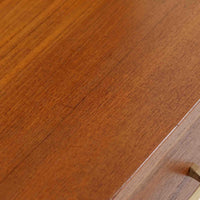 北欧ビンテージらしい機能性と造形美を備えたスリムシェルフです。チーク材のフレームにメタルを組み合わせた構造は、軽やかさと安定感を両立し、直線的で無駄のないフォルムが空間をすっきりと見せます。幅60cmの省スペース設計で、リビングや書斎、玄関まわりなど限られた場所にも取り入れやすく、書籍や小物、グリーンのディスプレイにも好適です。経年変化により深みを増したチーク材の色合いと、当時の実用性を重視した設計が、日常の暮らしに北欧らしい静かな存在感を添えます。