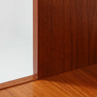 北欧ビンテージらしい機能性と造形美を備えたスリムシェルフです。チーク材のフレームにメタルを組み合わせた構造は、軽やかさと安定感を両立し、直線的で無駄のないフォルムが空間をすっきりと見せます。幅60cmの省スペース設計で、リビングや書斎、玄関まわりなど限られた場所にも取り入れやすく、書籍や小物、グリーンのディスプレイにも好適です。経年変化により深みを増したチーク材の色合いと、当時の実用性を重視した設計が、日常の暮らしに北欧らしい静かな存在感を添えます。