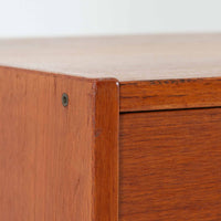 北欧ビンテージらしい機能性と造形美を備えたスリムシェルフです。チーク材のフレームにメタルを組み合わせた構造は、軽やかさと安定感を両立し、直線的で無駄のないフォルムが空間をすっきりと見せます。幅60cmの省スペース設計で、リビングや書斎、玄関まわりなど限られた場所にも取り入れやすく、書籍や小物、グリーンのディスプレイにも好適です。経年変化により深みを増したチーク材の色合いと、当時の実用性を重視した設計が、日常の暮らしに北欧らしい静かな存在感を添えます。