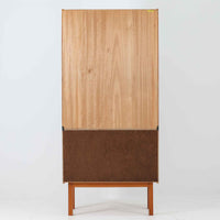 Asljunga Mobelfabrikによるディスプレイシェルフは、チーク材とビーチ材を組み合わせた端正な佇まいが魅力の北欧ビンテージ家具です。上段はオープンシェルフ構造で、棚板を活かした見せる収納が楽しめ、下段には引き戸式の収納部を備えることで実用性も確保されています。直線的で無駄のないフォルムに、掘り込み式の取っ手や脚部の軽やかなバランスが北欧らしい品の良さを添え、幅79cmの程よいサイズ感はリビングやダイニング、書斎など幅広い空間に取り入れやすく、経年変化によって深みを増した木肌と丁寧な造りが静かな存在感を放つ一台です。