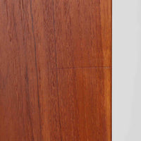 Asljunga Mobelfabrikによるディスプレイシェルフは、チーク材とビーチ材を組み合わせた端正な佇まいが魅力の北欧ビンテージ家具です。上段はオープンシェルフ構造で、棚板を活かした見せる収納が楽しめ、下段には引き戸式の収納部を備えることで実用性も確保されています。直線的で無駄のないフォルムに、掘り込み式の取っ手や脚部の軽やかなバランスが北欧らしい品の良さを添え、幅79cmの程よいサイズ感はリビングやダイニング、書斎など幅広い空間に取り入れやすく、経年変化によって深みを増した木肌と丁寧な造りが静かな存在感を放つ一台です。