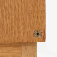 B. FridhagenがBodaforsのために手掛けたディスプレイシェルフは、端正なプロポーションと実用性を兼ね備えたスウェーデン製ビンテージ家具です。上部は抜け感のあるオープン棚構造で、器や書籍、オブジェなどを軽やかに飾ることができ、下部には4段の引き出しを備え、日常使いの収納にも対応します。オーク材ならではの明るく上品な木肌と、直線を基調とした構成が北欧らしい落ち着いた印象を生み、空間をすっきりとまとめてくれます。幅90cm、高さ122cmの小ぶりなサイズ感で、ダイニングやリビング、書斎など幅広いシーンに取り入れやすく、経年変化による木の表情も楽しめる一台です。